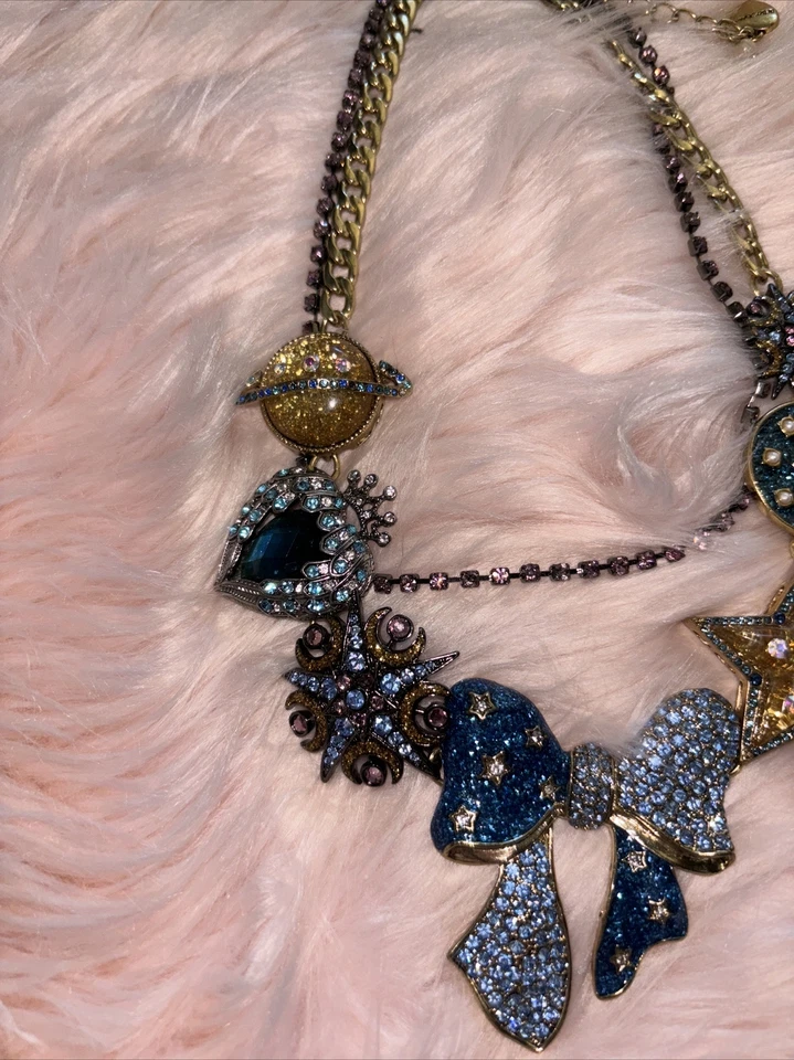 Collar Betsey Johnson, Heavens to Betsey Moon Star Saturno y Arco Foto 2 de 3