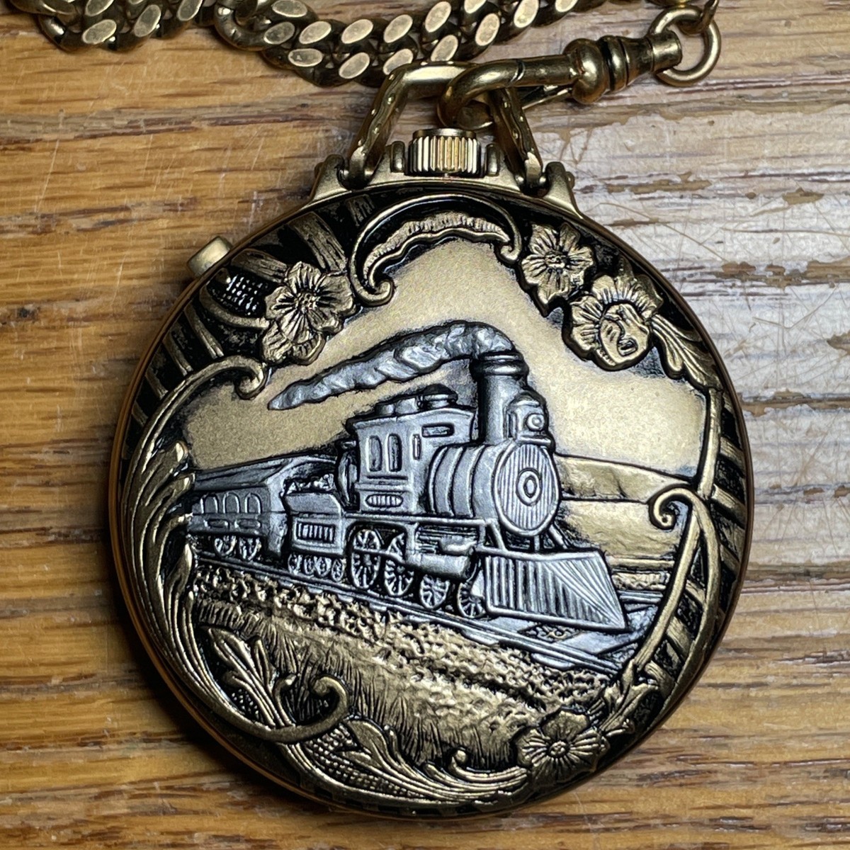 Belair Quartz Gold Tone Train Pocket Watch And Knife Set w  display picture 3