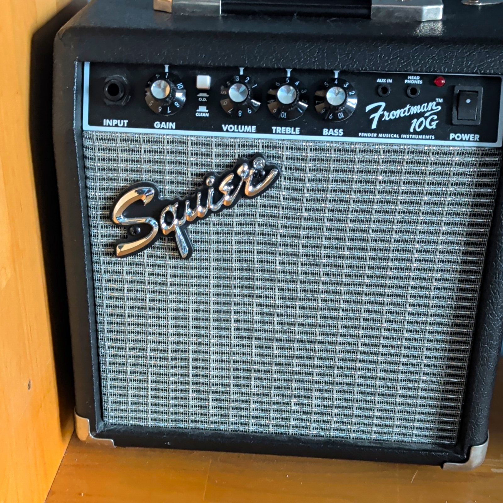 Squier Frontman 10G 10W Solid State Combo Amp 2-Channel Practice Guitar