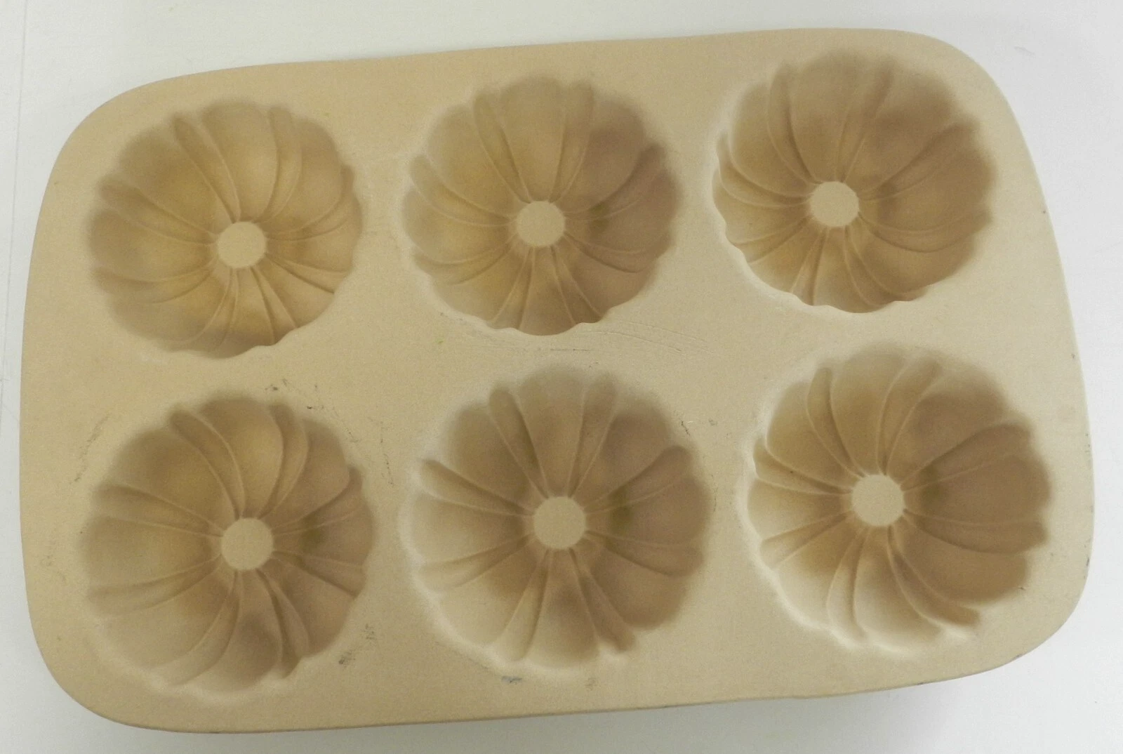 The Pampered Chef Family Heritage Stoneware 6 Large Muffin Pan Size 4.5 in (jcb)