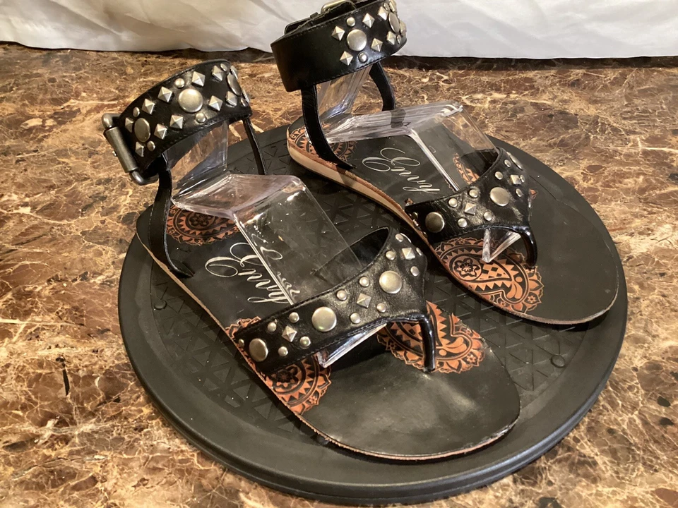 Sandalias planas para mujer Envy de cuero con tachuelas talla 8 Foto 3 de 4