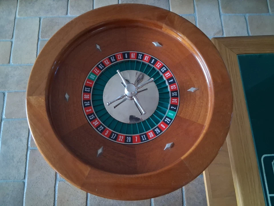 Mesa de centro temática de ruleta/rueda de ruleta 19 pulgadas de diámetro. & astillas de arcilla. Foto 3 de 4