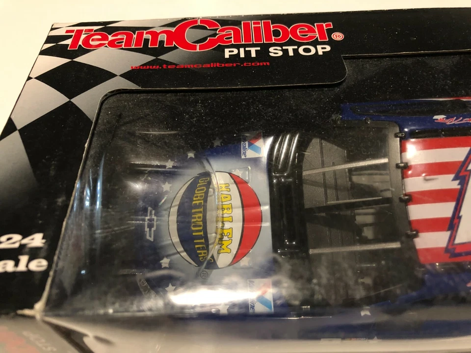 Scott Riggs #10 Harlem Globetrotters/Valvoline ROOKIE 2004 NASCAR 1:24 Die Cast  - Image 2 of 4