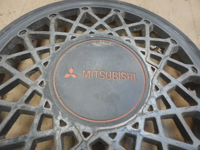 Cubierta de rueda tapacubos 13" negra/roja para Mitsubishi Tredia 1984-1988 Foto 2 de 3