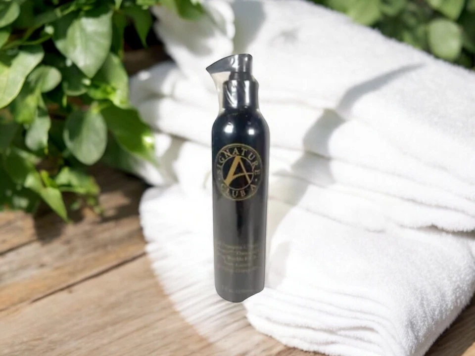 Loción corporal hialurónica de onza de oro Signature Club A Rapid Transport C infundida Foto 3 de 4