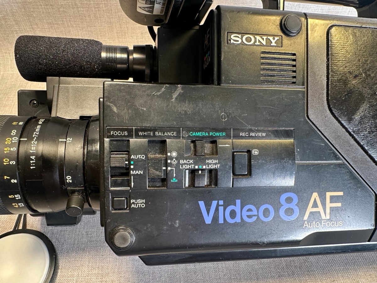 Sony CCD-V8AF 8mm Video 8 Camcorder w Power Adapter, Case, Manual