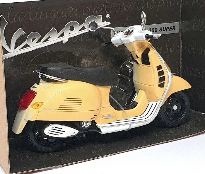 Cararama 1/12 Scale 01529 - Vespa GTS 300 Super Motorbike - Beige/White - Image 2 of 4