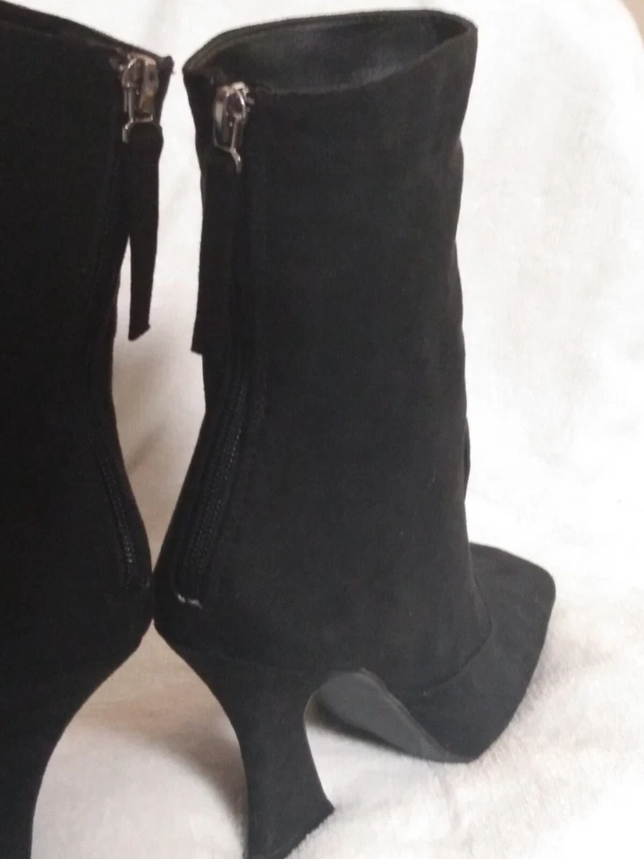 Botines negros de gamuza sintética punta cuadrada Wild Diva para mujer talla 7 Foto 2 de 4