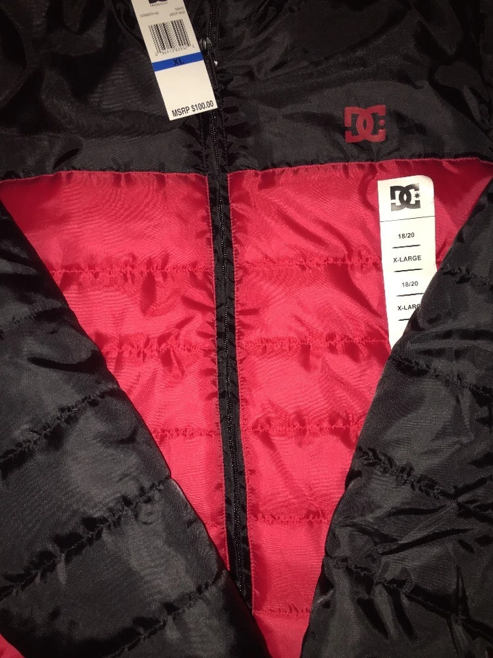 CHAQUETA ACOLCHADA DE PARACAIDISTA DC LOGO para jóvenes niños rojo profundo talla XL18/20 PRECIO DE VENTA SUGERIDO POR EL FABRICANTE $100.00 Foto 3 de 4
