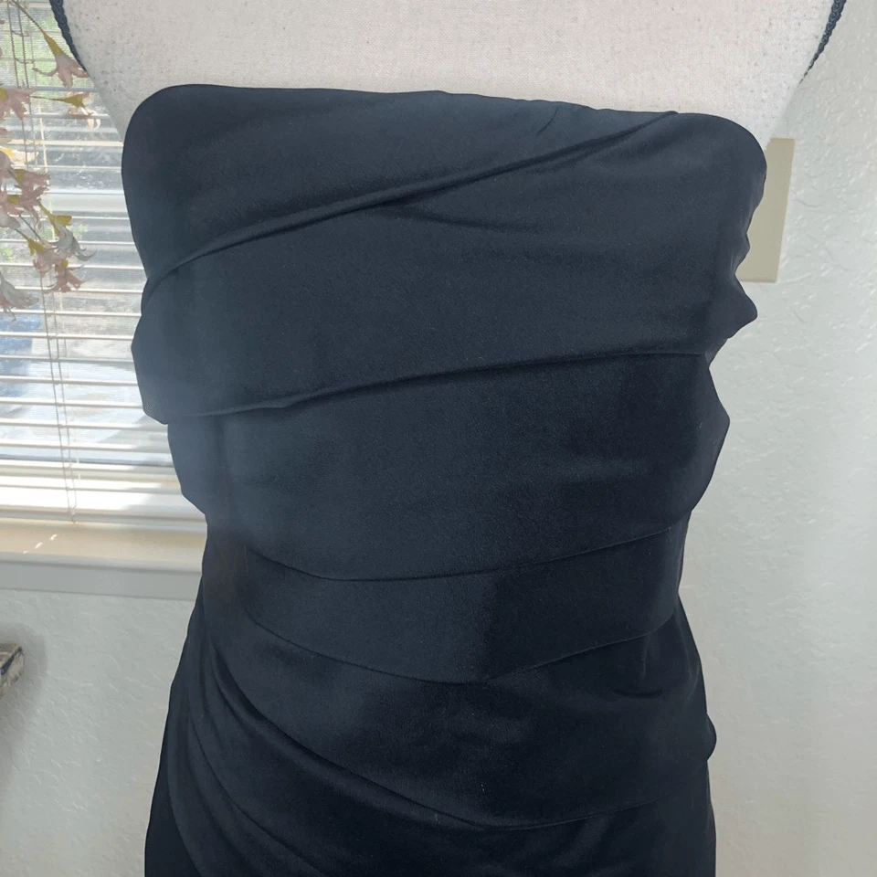 Vestido Vaina Phoebe Couture Negro Sin Tirantes Plisado con Obturador Foto 3 de 4