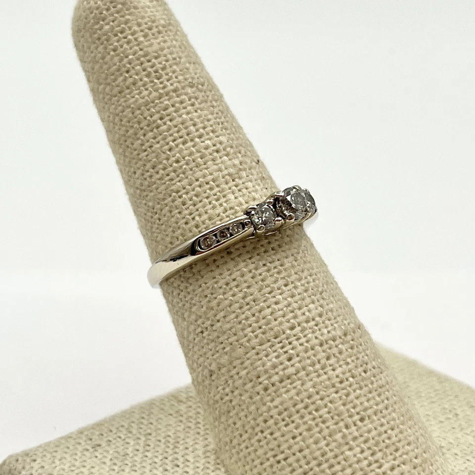 Anillo de oro blanco de 14 k 0,4 ctw trilogía de 9 diamantes con detalles talla 7 (LO1004975) Foto 3 de 4