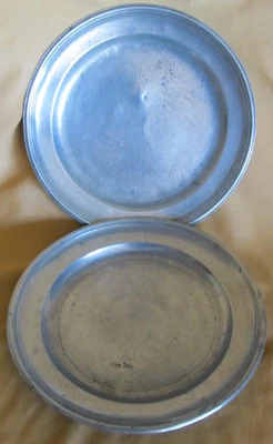 Lot de 2 anciennes assiettes en étain époque XVIIIème XIXème - Photo 1/4