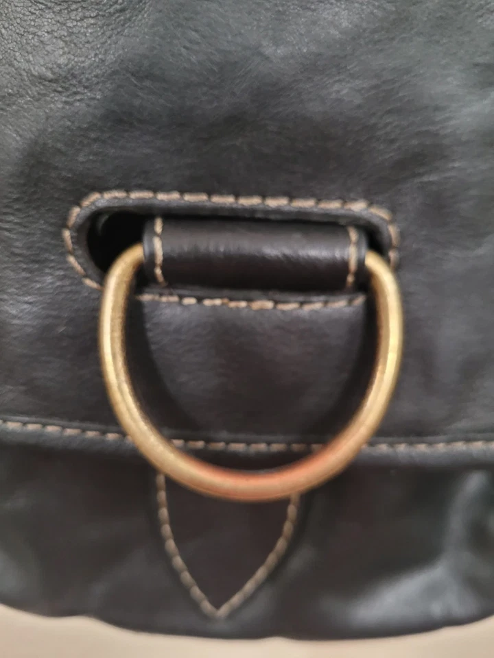 Cartera Bandolera Frye Lucy Bolso Sillín de Cuero Negro con Solapa de Anillo de Bronce  Foto 2 de 4