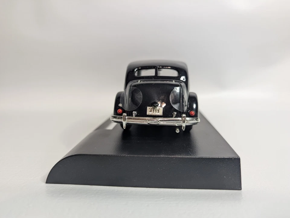 1936 CHRYSLER AIRFLOW  SILVER SIGNATURE 1:32 OPENING DOORS, HOOD & TRUNK - Image 2 of 4