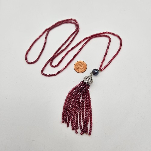 Collana con ciondolo in nappa di perline sfaccettate rosse iridescenti - Foto 3 di 3