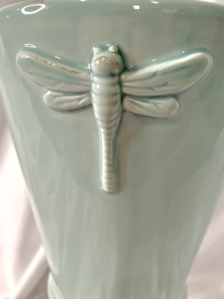 Jarrón urna pedestal azul libélula en relieve 9 3/4”h Foto 3 de 4