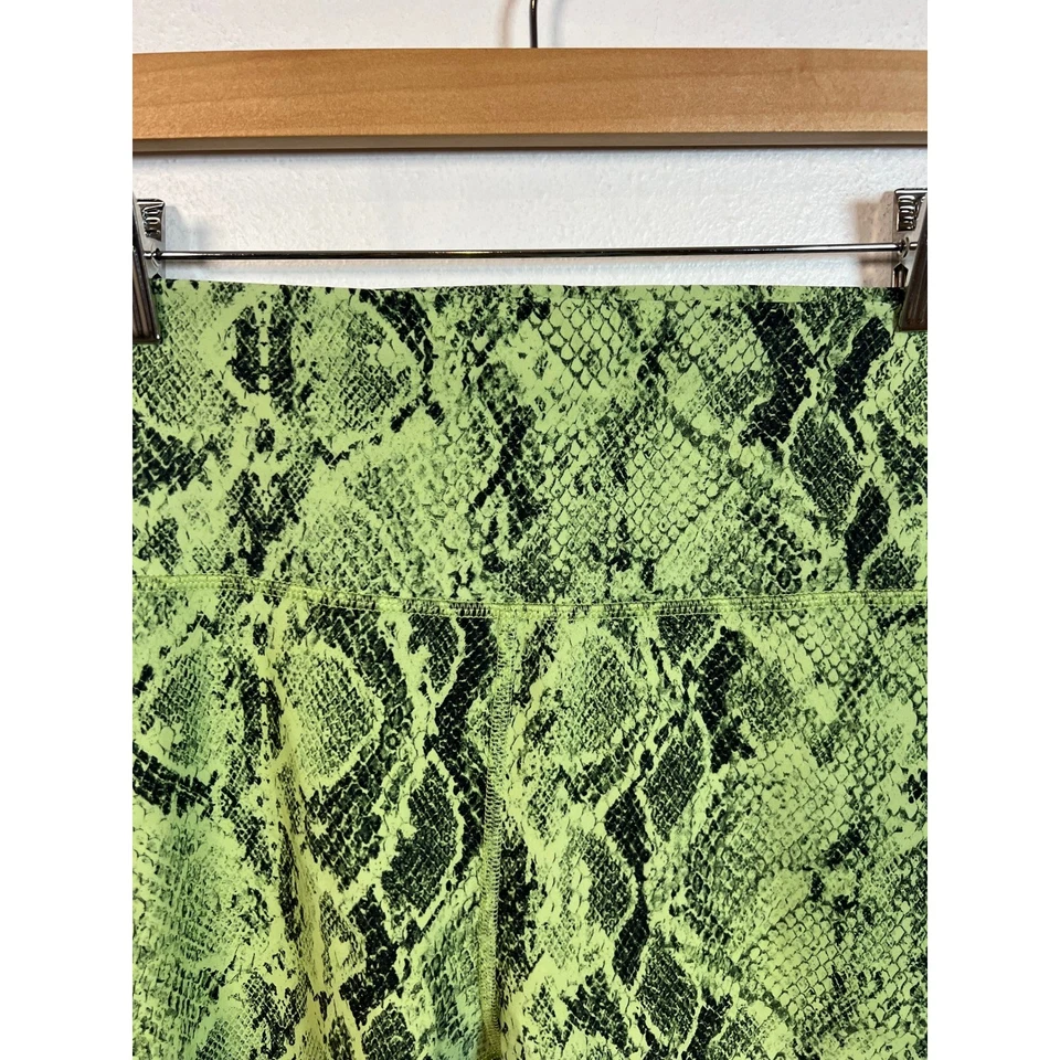 Pantalones Cortos de Motociclista Alo Yoga Cintura Alta Estampado de Serpiente 7.5" Verde Negro Entrenamiento Atletismo Foto 2 de 4