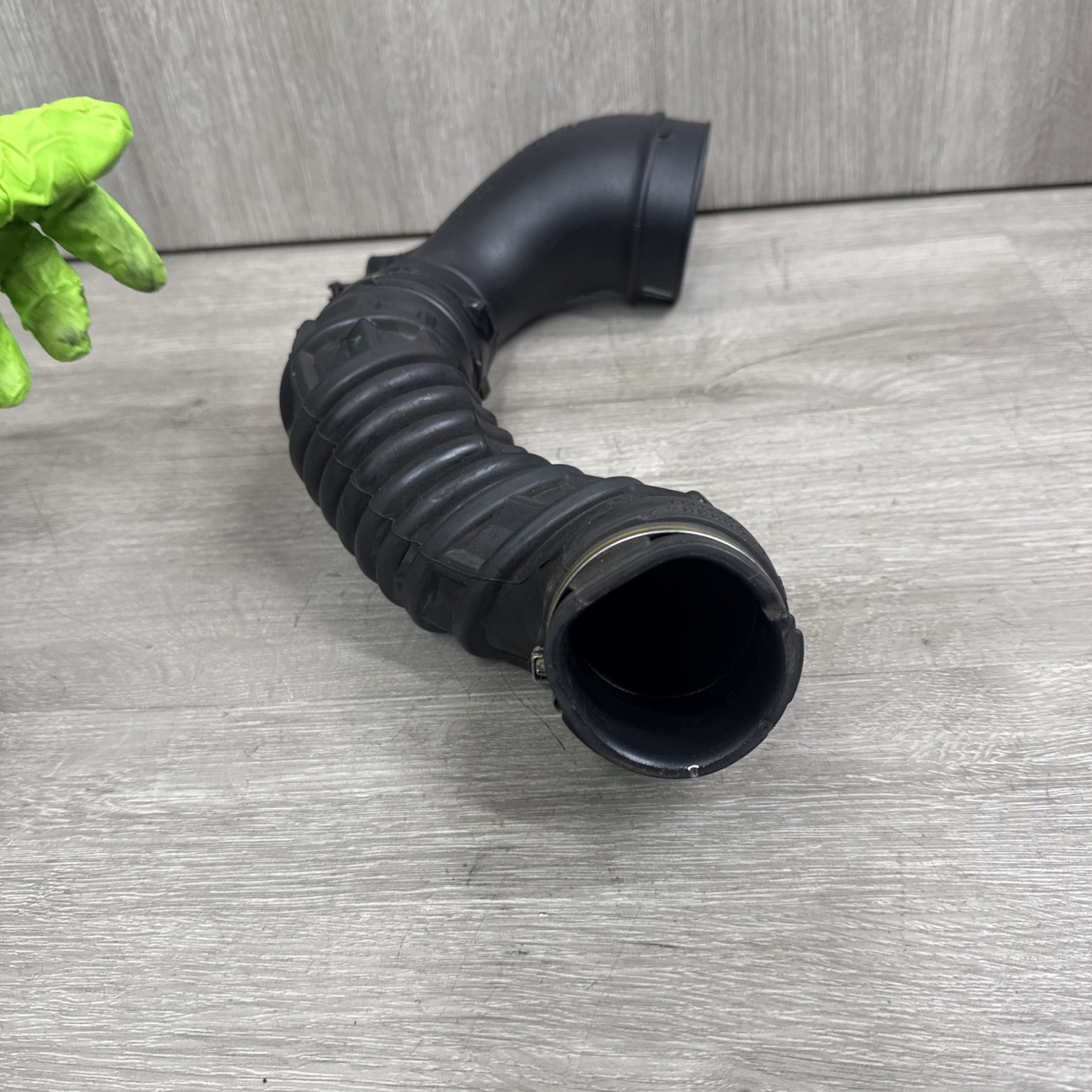 2014-2017 MASERATI GHIBLI M157 3.0 RIGHT AIR INTAKE HOSE TUBE 670003845 67000384