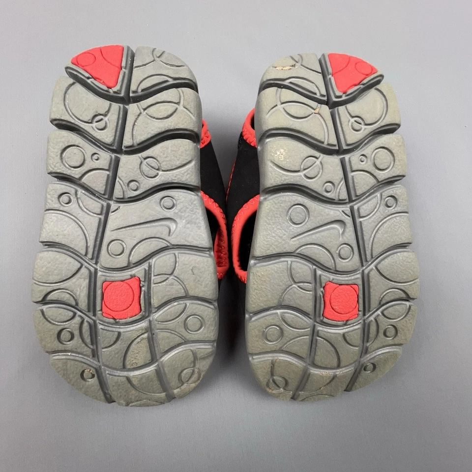 Sandalias deportivas ajustables Nike negras y rojas para agua talla 5C Foto 3 de 4