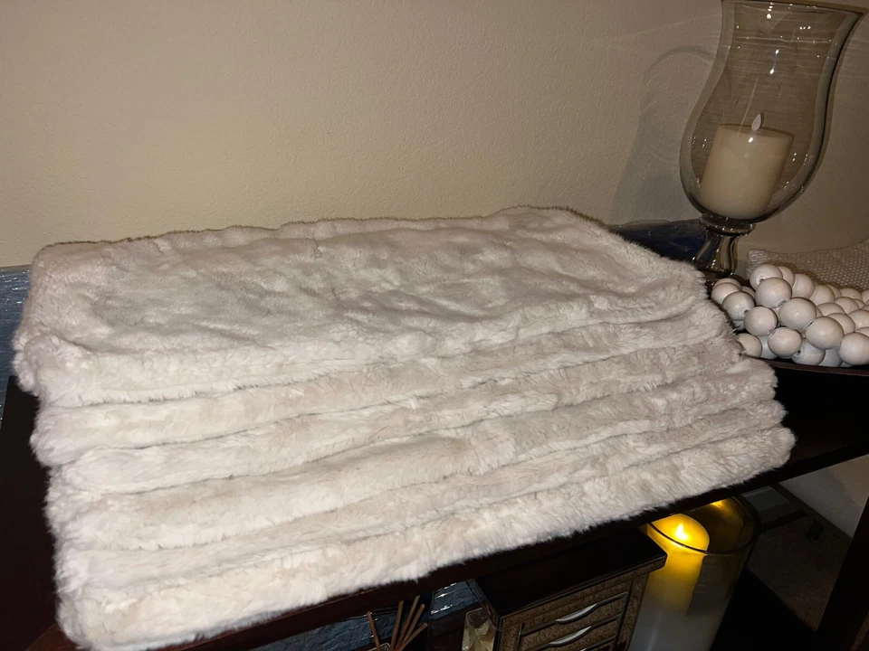 POTTERY BARN * IVORY FAUX FUR ALPACA LUMBAR PILLOW COVER * 16” X 26” NWOT - Image 4 of 4