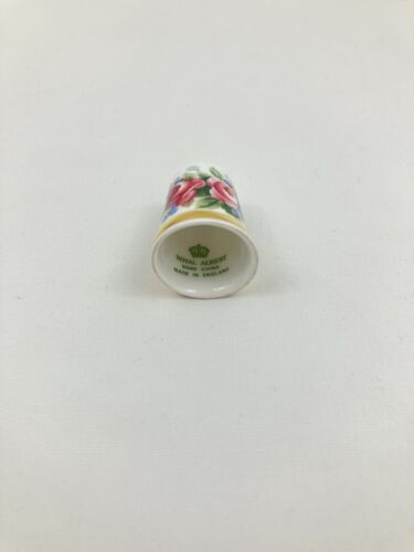 SEWING THIMBLE BONE CHINA ROYAL ALBERT ENGLAND "OLD COUNTRY ROSES" - Picture 1 of 9
