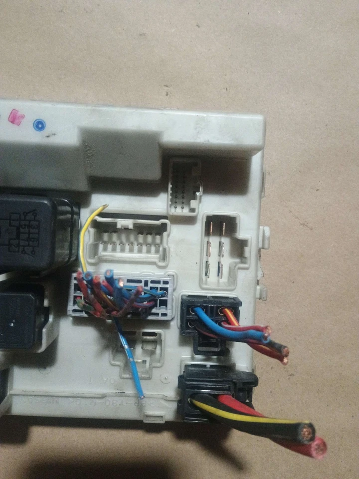 Bloque de caja de relé de fusibles de cabina interior de 3,5 L para Nissan Murano 2003-2007 OEM Foto 3 de 4