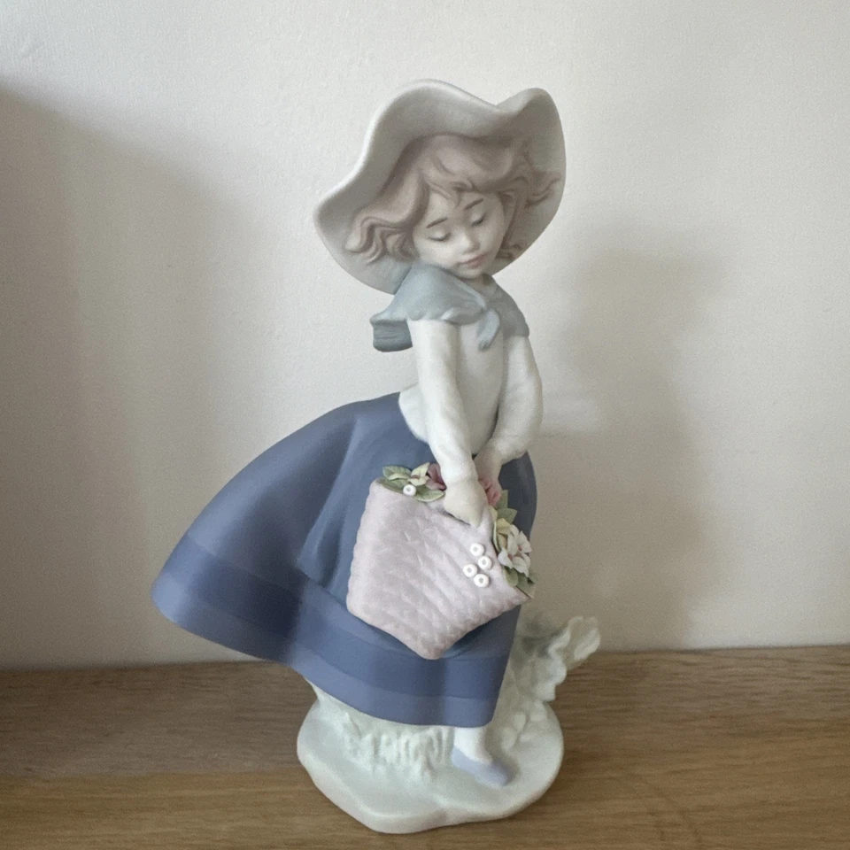 Estatuilla de porcelana vintage con acabado mate Lladro "Pretty Pickings" en caja usada en excelente estado Foto 3 de 4