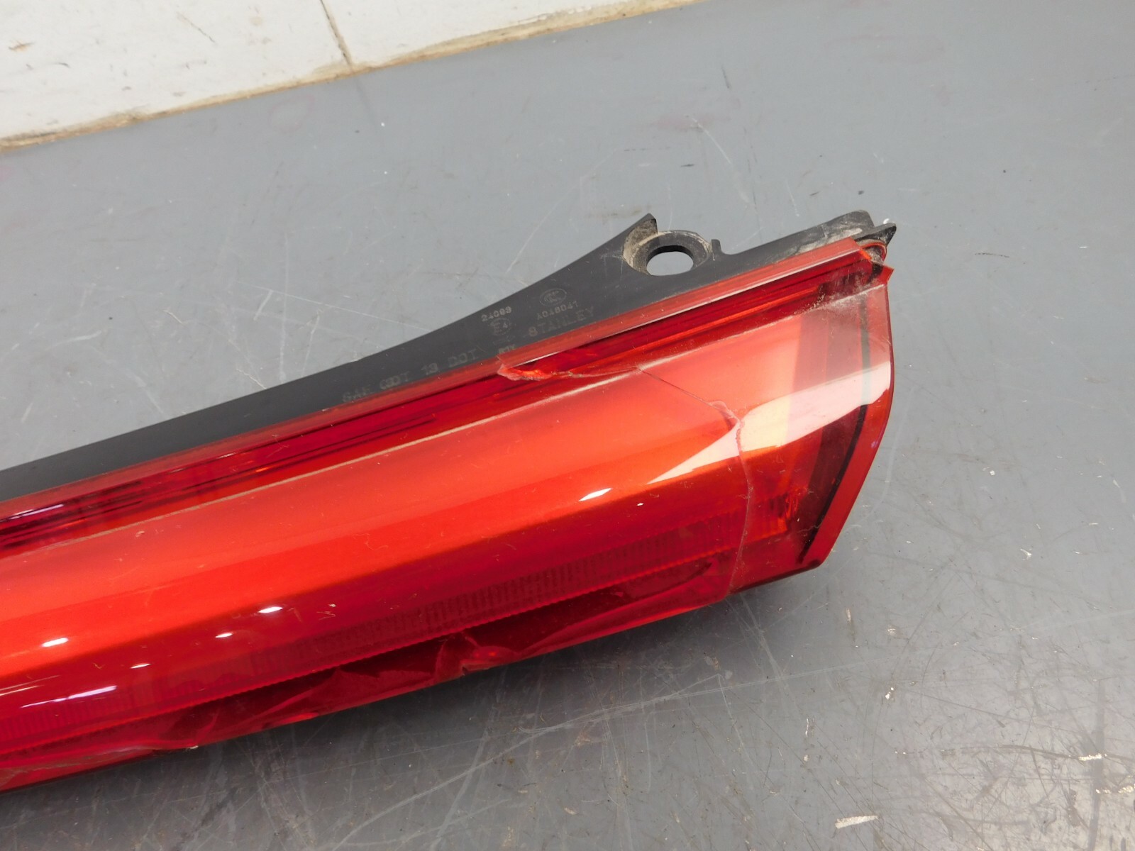 2017 16 - 21 Acura NSX Center Tail Light - Cracked Lens #0295 F4
