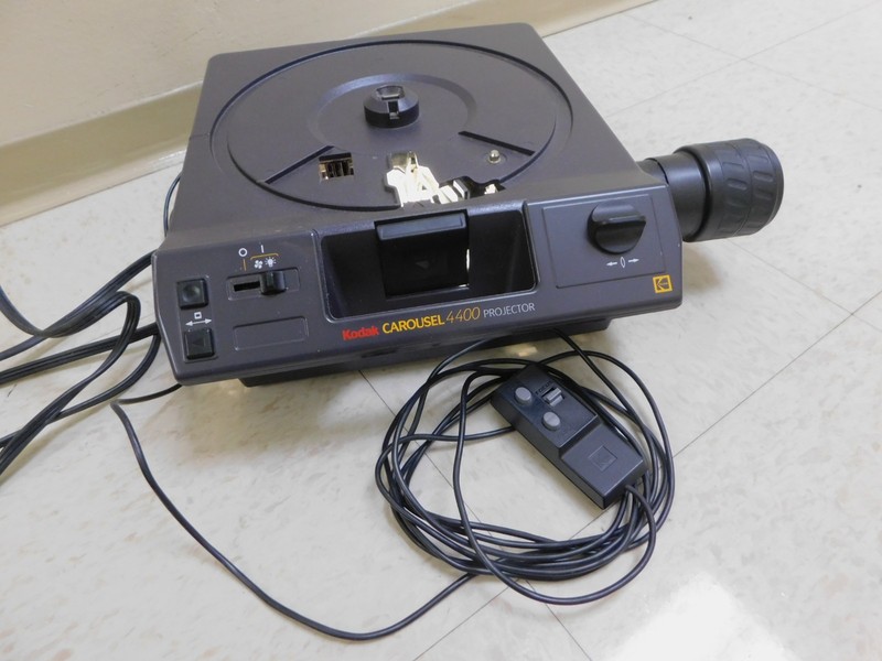 Kodak 35mm Slide Projector Model 4400 Tested w/Remote & 100-150mm Lens VG Cond.
