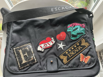 EXKLUSIVE ESCADA TASCHE SCHWARZ MIT APPLICATIONEN