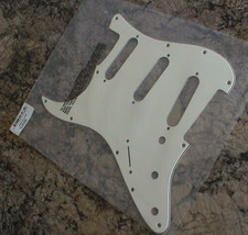 FENDER STRATOCASTER LEFT HAND PARCHMENT 3-PLY PICKGUARD 005-6199-000 MADE IN USA