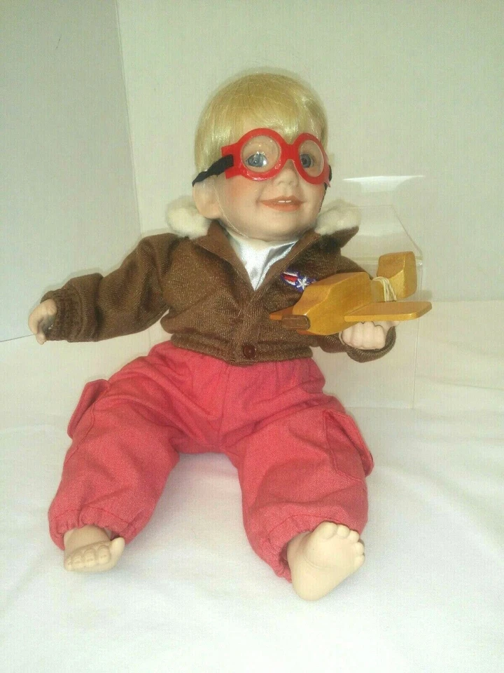 Muñeca de porcelana Tommy Danbury Mint "CUANDO CREZCA" - NIÑOS Y JUGUETES - avión de madera 9" Foto 2 de 4