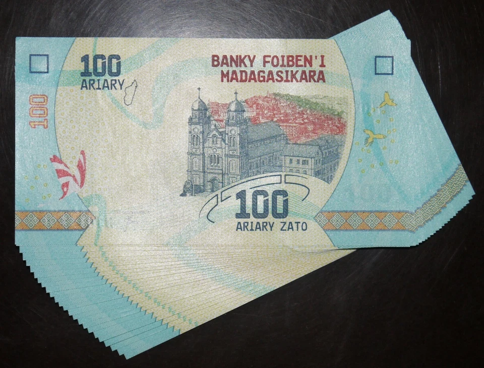 Madagascar 100 Ariari 2017 UNC 25 pcs P-97 1/4 Bundle  - Image 2 of 2