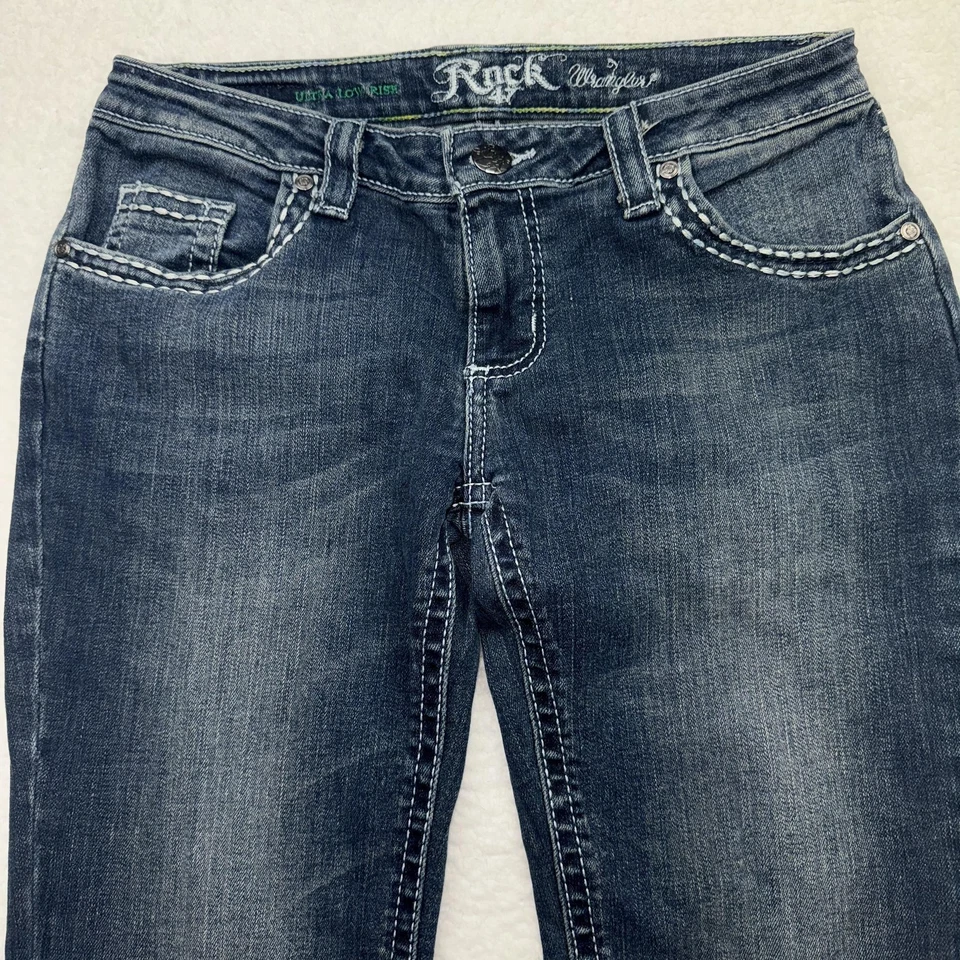 Pantalones de mezclilla Rock 47 Wrangler para mujer 27x32 corte boot tiro ultra bajo bordados WHX14LD Foto 3 de 4