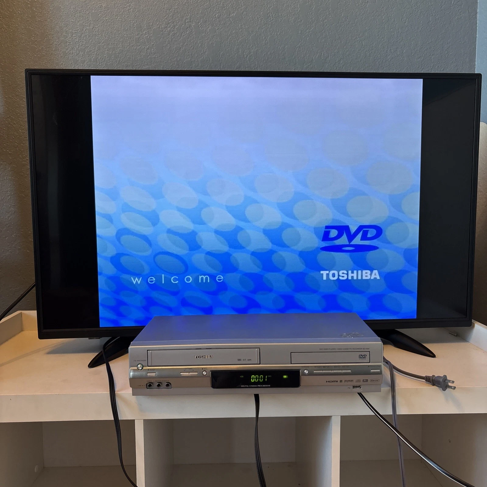 Toshiba DVD/VCR Combo Model SD-V594SU - Works - No Remote