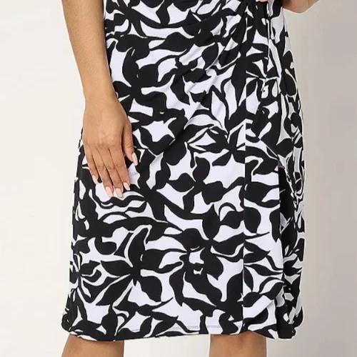 Susan Graver Reg 液体针织人造裹身级联连衣裙黑色图形尺寸 1X A685193 — 第 3/3 张图片