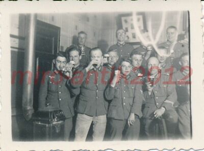 Foto, Nachl. Uffz. H.Schäfer A.R.195, Freizeit im/vor Quartier..6 1940, 5026-676
