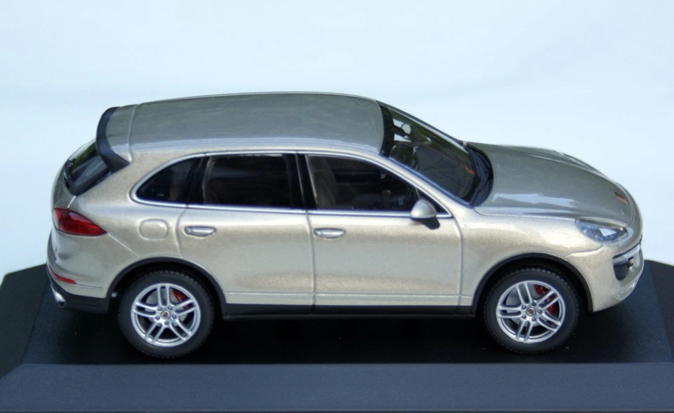 Porsche Cayenne Turbo Typ 92A Bj. 2014-2017, Beige Metallizzato, MINICHAMPS M.1 - Immagine 3 di 4