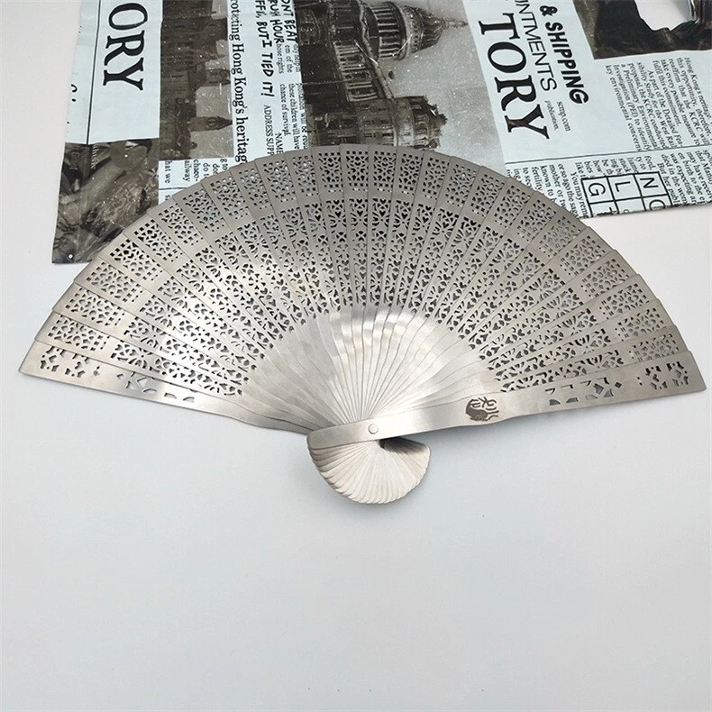 Ventilador plegable de aleación de titanio con ventilador de kung fu de metal hueco estilo chino Foto 4 de 4