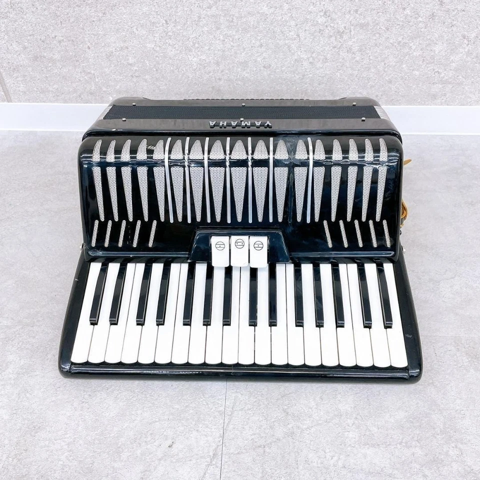 YAMAHA YA-48 accordion 34 keys 48 bass - Image 2 of 4