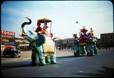 35 mm Dia roter Rand - Feb 1958 Viareggio Italien Karneval Float Parade Elefant