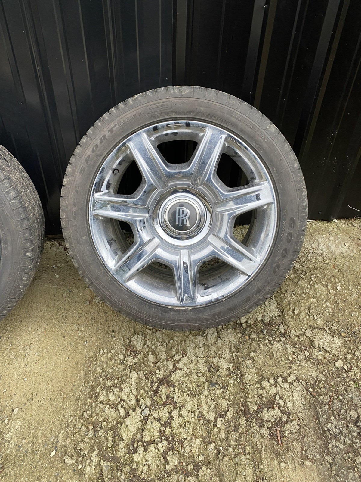 2013 Rolls Royce chrome 20inch wheels and tires Chrome tires about 80%