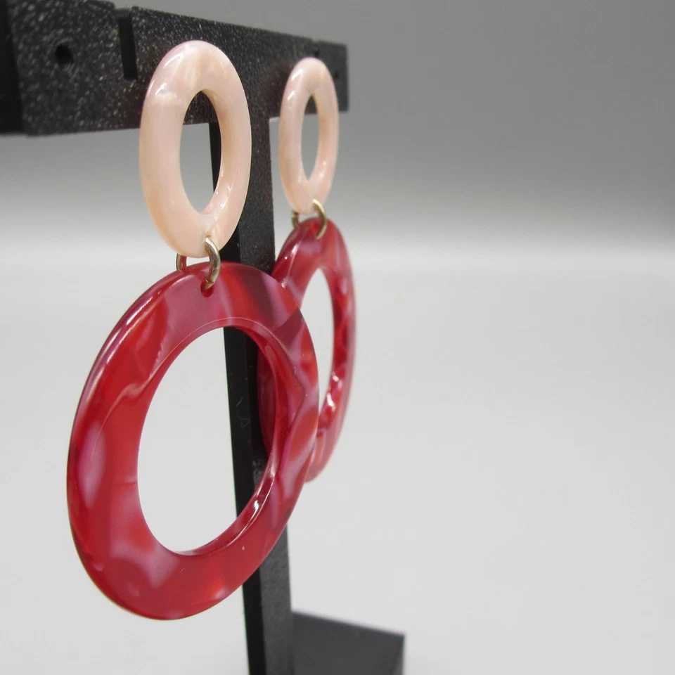 Pendientes Lucite vintage colgantes rosa rojo jaspeado aro poste para orejas perforadas Foto 2 de 4