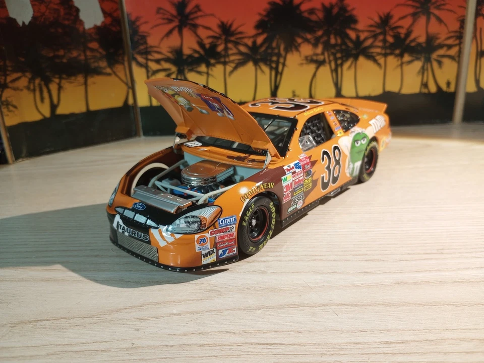 Action Platinum Elliott Sadler 2003 Taurus M&M's Halloween 1 de 480, Banco Foto 4 de 4