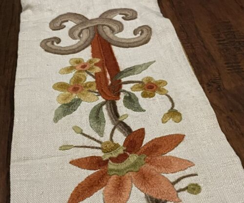 Vintage 1970er Handarbeit Blumen Crewel Stickerei Wandbehang Wandteppich mit Quaste - Bild 12 von 24