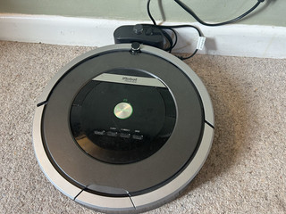 IRobot Roomba 880 Robot Vacuum Cleaner used. With remote and spare filter