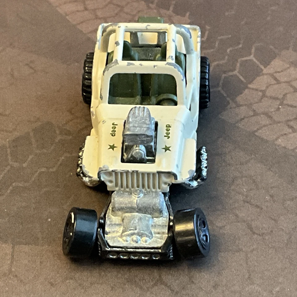 Jeep CJ-2A Diecast 1:64 Hot Wheels 2009 coche arena militar como está muy jugado Foto 3 de 4