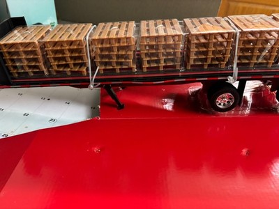 1/32 NEW RAY  NEW BLACK FLATBED W/  PALLETS, NO PACKAGING # C 586