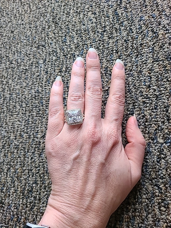 Anillo de cóctel Avon plateado con diamantes talla 6, bisutería Foto 2 de 4