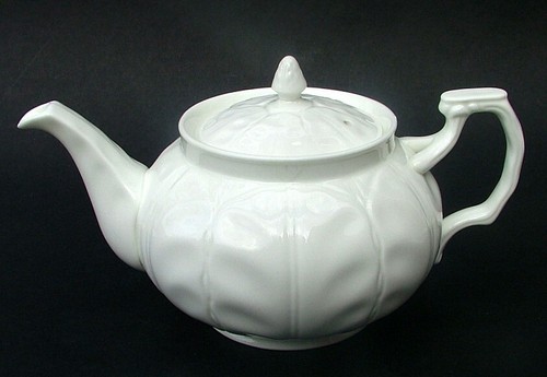 Aynsley Snow Crocus 2pt Teapot & Lid 15cmh Looks in New & Unused Condition